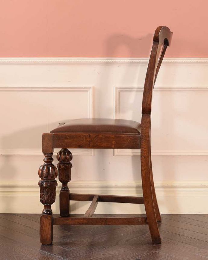 ダイニングチェア アンティーク チェア お花の彫が美しいバルボスレッグのアンティークオークチェア。横から見ても優雅な立ち姿背もたれがカーブしているので楽です。(k-1615-c)