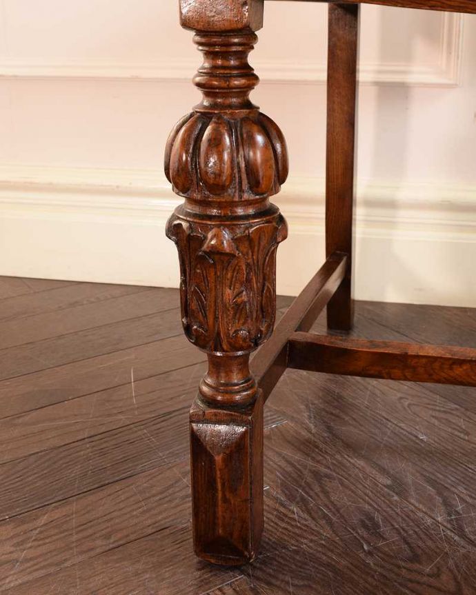 ダイニングチェア アンティーク チェア お花の彫が美しいバルボスレッグのアンティークオークチェア。床を滑らせて移動出来ますHandleではアンティークチェアの脚の裏にフェルトキーパーをお付けしています。(k-1615-c)