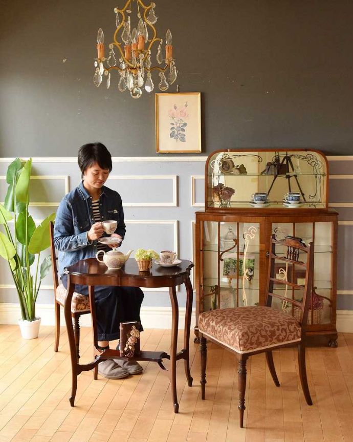 アンティークのテーブル　アンティーク家具　アンティークのマホガニー材を使った英国家具、脚の曲線美が優雅なオケージョナルテーブル 。デザインが美しいので、お酒の時間のお供に。(k-1617-f)