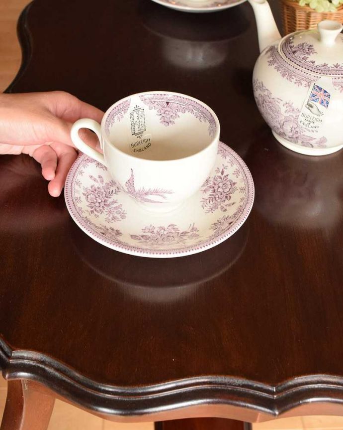 アンティークのテーブル　アンティーク家具　アンティークのマホガニー材を使った英国家具、脚の曲線美が優雅なオケージョナルテーブル 。マホガニー材らしい高級感のある木目です。(k-1617-f)