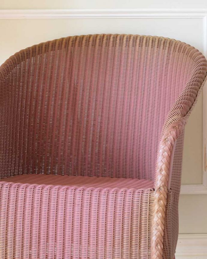 ロイドルーム　アンティーク チェア　ベビーピンクのアンティークチェア、ゆったりと過ごせるロイドルームチェア。アンティークとして使える頑丈さが魅力です可愛い編み目模様もロイドルームの魅力の一つ。(k-1618-c)