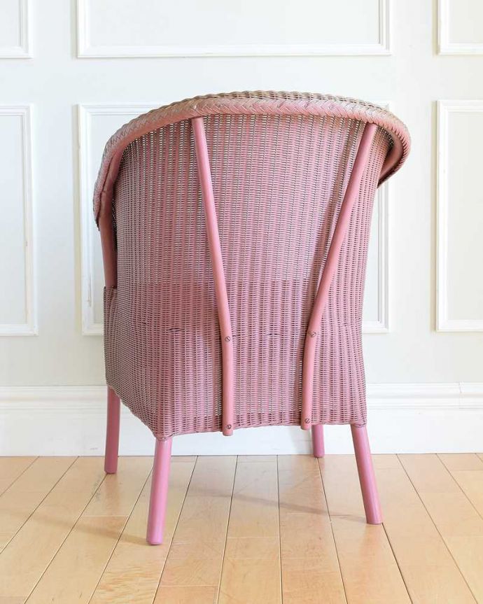 ロイドルーム　アンティーク チェア　ベビーピンクのアンティークチェア、ゆったりと過ごせるロイドルームチェア。後ろ姿にも自信があります！アンティークは新品ではないので経年変化によるキズはありますが、専門の職人が目立たないようキレイにお直しをしているので、後姿までキレイです。(k-1618-c)