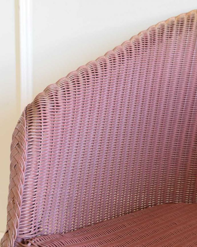 ロイドルーム　アンティーク チェア　ベビーピンクのアンティークチェア、ゆったりと過ごせるロイドルームチェア。アーム部分にも注目肘を掛けておけるアームチェアは座ったときにやっぱりラク。(k-1618-c)