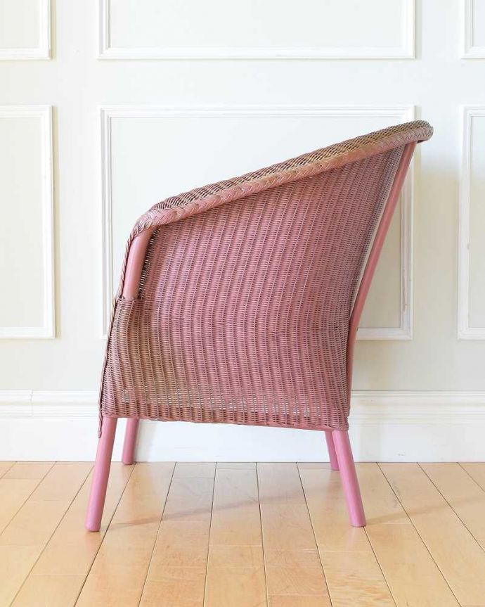 ロイドルーム　アンティーク チェア　ベビーピンクのアンティークチェア、ゆったりと過ごせるロイドルームチェア。横から見るとこんな感じです背もたれがゆるやかにカーブしているので、深く腰掛けるとよりリラックスできます。(k-1618-c)