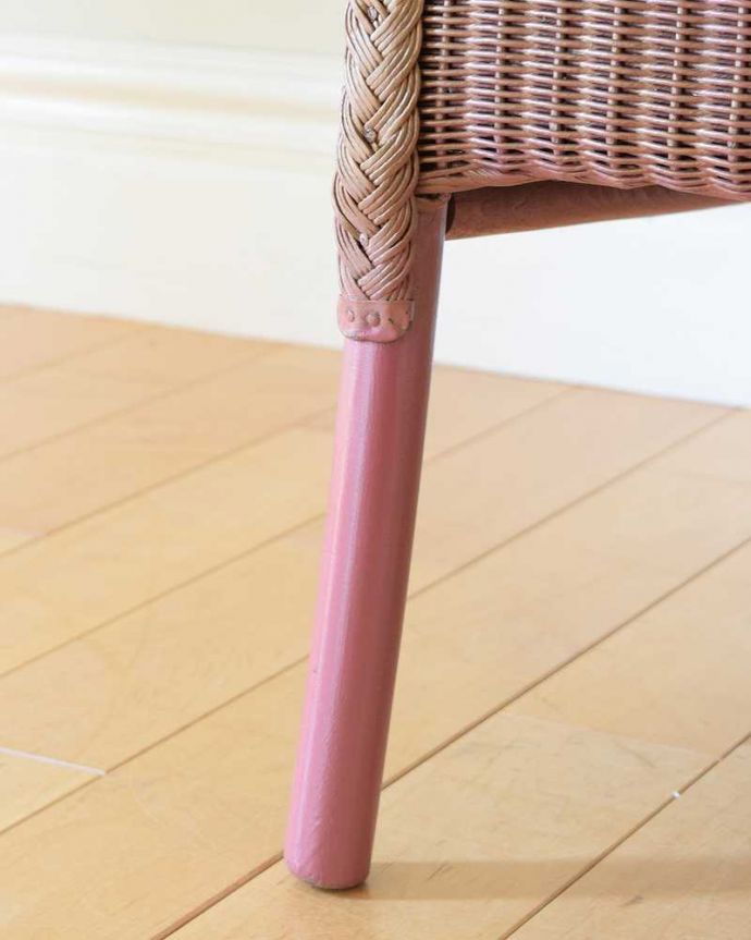 ロイドルーム　アンティーク チェア　ベビーピンクのアンティークチェア、ゆったりと過ごせるロイドルームチェア。床を滑らせて移動出来ますHandleではアンティークチェアの脚の裏にフェルトキーパーをお付けしています。(k-1618-c)