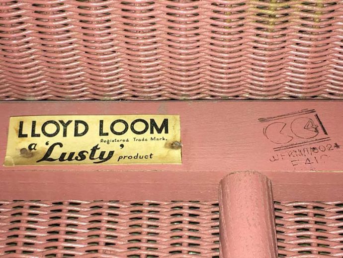 パーソナルチェア　アンティークチェア・椅子　ベビーピンクのアンティークチェア、ゆったりと過ごせるロイドルームチェア　(k-1618-c)