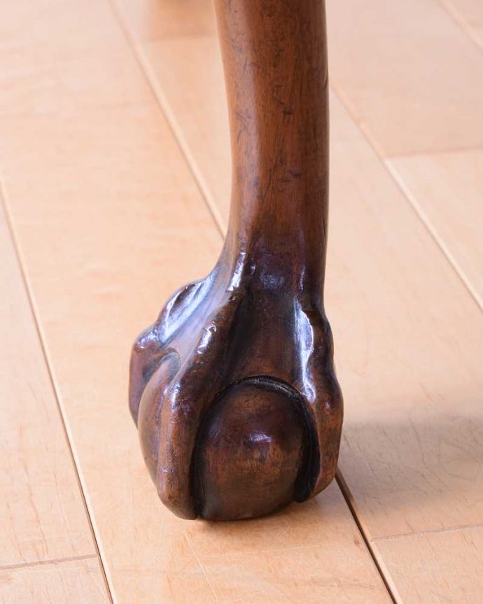 サロンチェア　アンティーク チェア　背もたれと足先が美しいアンティークの椅子チッペンデールチェア。床を滑らせて移動出来ますHandleではアンティークチェアの脚の裏にフェルトキーパーをお付けしています。(k-1619-c)