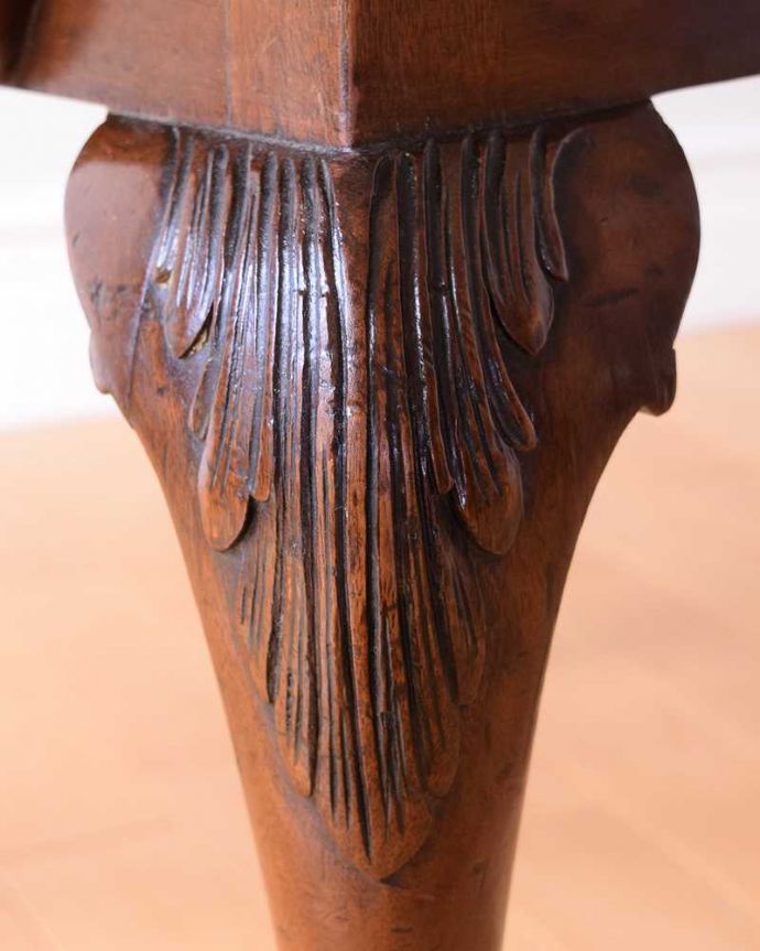 サロンチェア　アンティーク チェア　背もたれと足先が美しいアンティークの椅子チッペンデールチェア。うっとりするほど細かい細工まだ機械の発達していない時代に、手作業で作られた細かい細工。(k-1619-c)