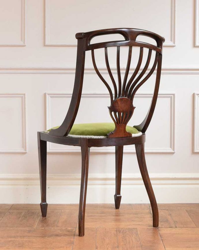 サロンチェア アンティーク チェア 象嵌が入った貴重なアンティークの椅子、高級感漂うインレイドチェア 。後ろ姿も上品です並べた時に後ろから見ることも多い椅子。(k-1621-c)
