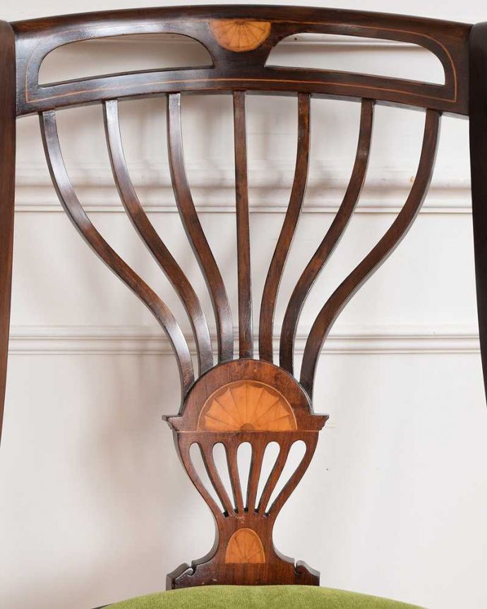 サロンチェア アンティーク チェア 象嵌が入った貴重なアンティークの椅子、高級感漂うインレイドチェア 。華やかな象嵌の模様木を組み合わせることで作る象嵌で描かれた模様。(k-1621-c)