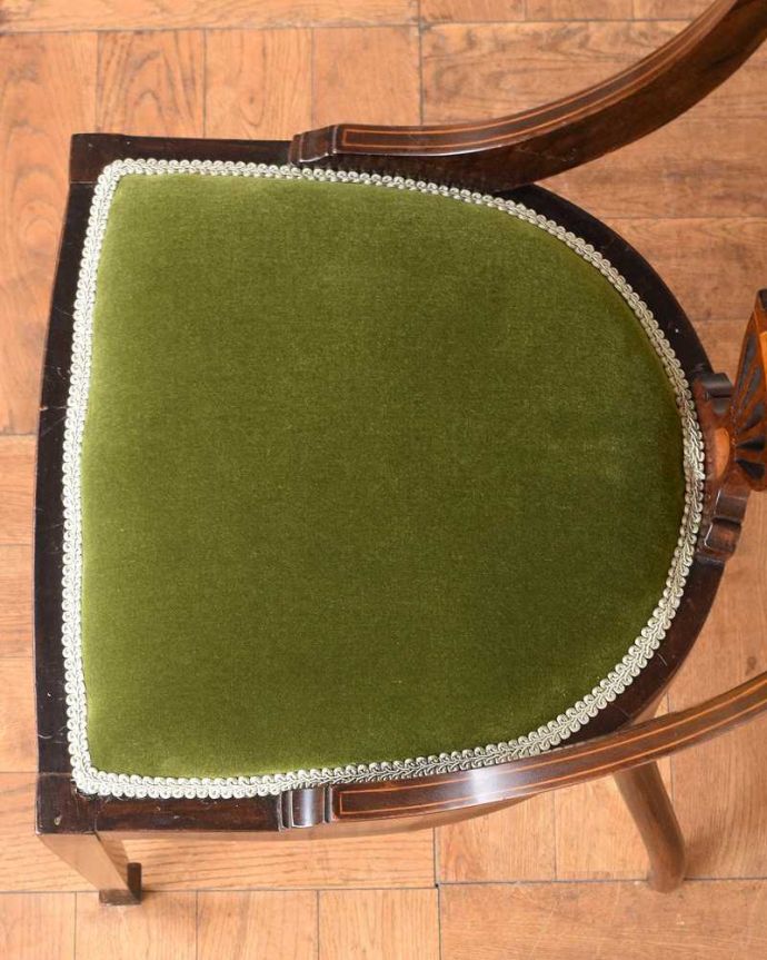 サロンチェア アンティーク チェア 象嵌が入った貴重なアンティークの椅子、高級感漂うインレイドチェア 。座面を上から見るとこんな感じ座面は布貼りなので、長時間座っても疲れません。(k-1621-c)