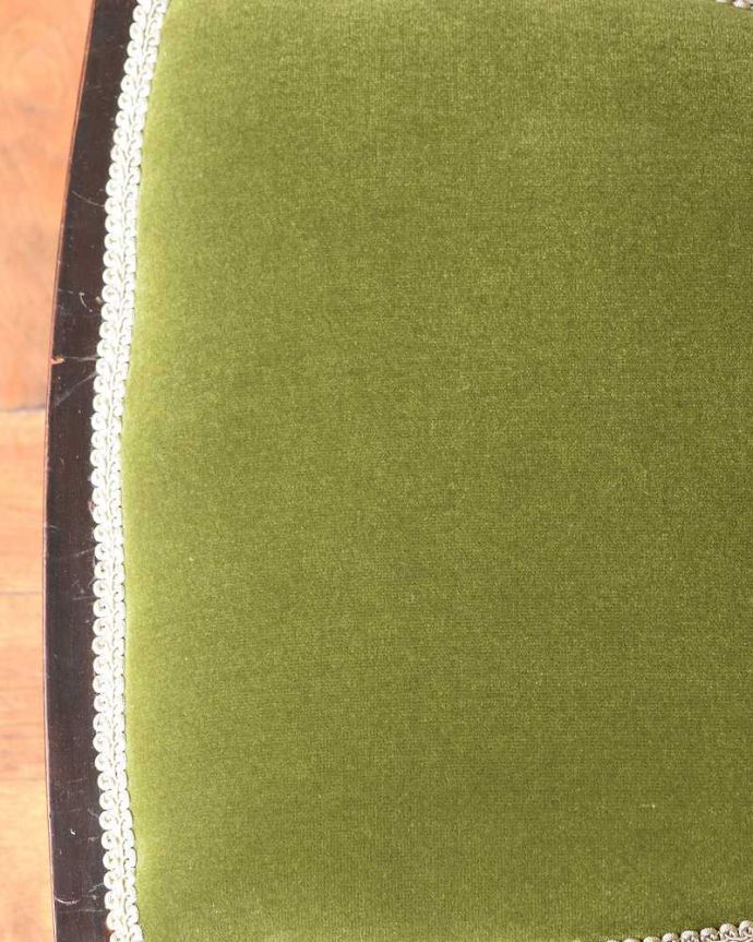 サロンチェア アンティーク チェア 象嵌が入った貴重なアンティークの椅子、高級感漂うインレイドチェア 。生地のセレクトにもこだわりました優雅なアンティークチェアの雰囲気をそのままに、一番似合う貼り座をじっくり選びました。(k-1621-c)