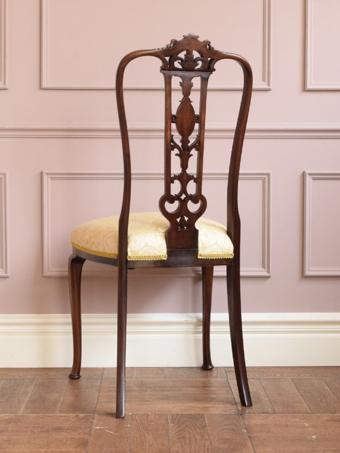 アンティークのサロンチェアの後ろ姿