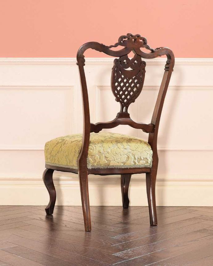 アンティークのサロンチェアの後ろ姿