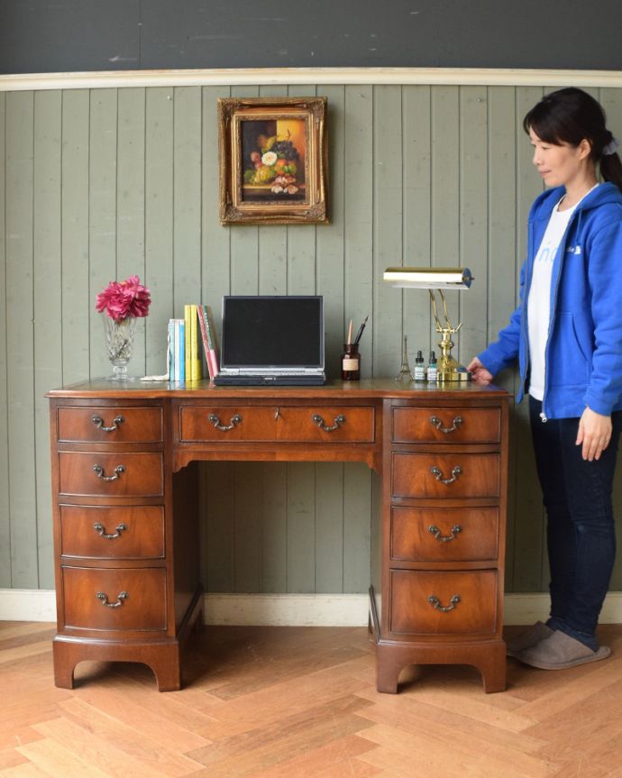 アンティークのデスク・書斎机　アンティーク家具　書斎で楽しむ英国アンティーク、大人のためのデスク。様々な使い方を楽しめるデスクに座る時間を持つことで気持ちの切り替えができます。(k-1627-f)