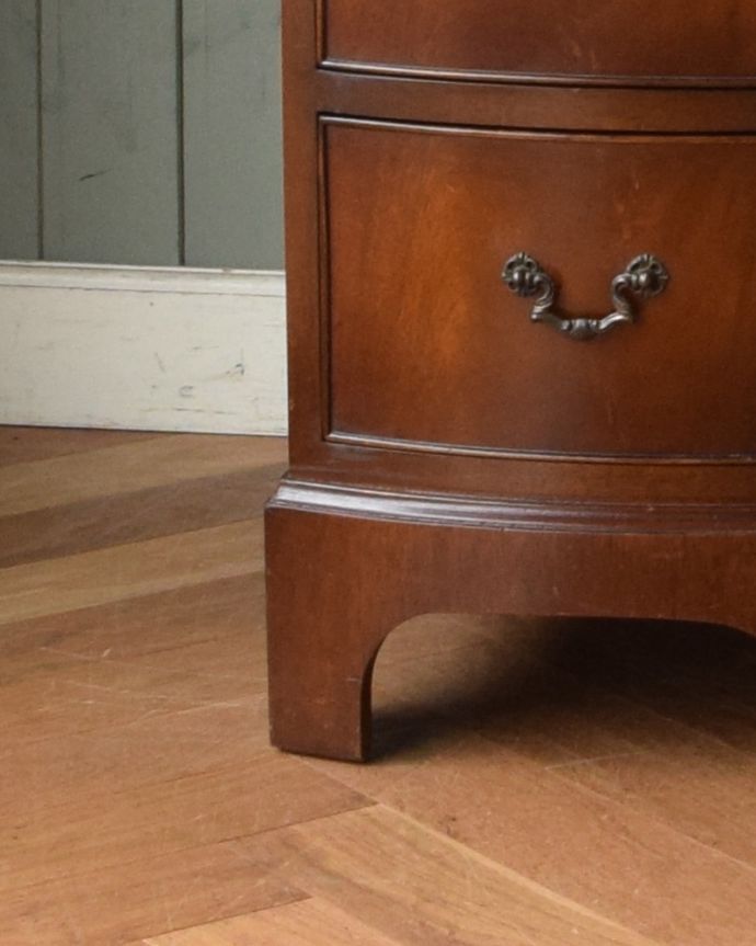 アンティークのデスク・書斎机　アンティーク家具　書斎で楽しむ英国アンティーク、大人のためのデスク。シンプルなラインが素敵な脚脚付きのタイプは、風通しがいいです。(k-1627-f)