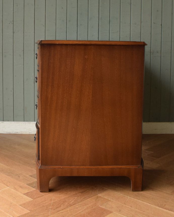 アンティークのデスク・書斎机　アンティーク家具　書斎で楽しむ英国アンティーク、大人のためのデスク。横から見てもステキ横から見るとこんな感じ。(k-1627-f)