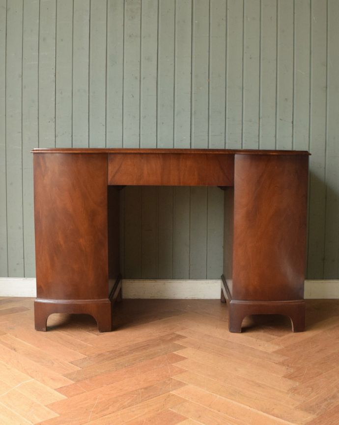 アンティークのデスク・書斎机　アンティーク家具　書斎で楽しむ英国アンティーク、大人のためのデスク。メンテナンスしてあるので後姿もキレイ！アンティークは新品ではないので、もちろん経年変化によるキズはありますが、専門の職人が目立たないようキレイにお直しをしているので、後姿までキレイです。(k-1627-f)