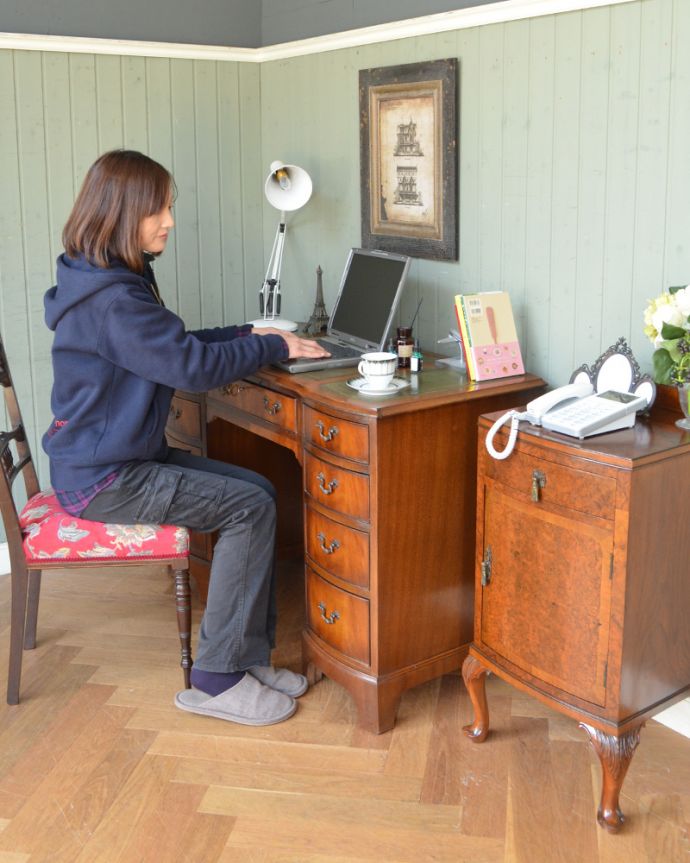 アンティークのデスク・書斎机　アンティーク家具　書斎で楽しむ英国アンティーク、大人のためのデスク。本を読んだり、パソコンしたり。(k-1627-f)