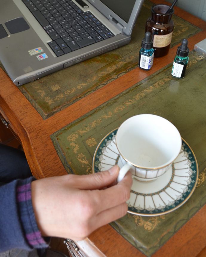 アンティークのデスク・書斎机　アンティーク家具　書斎で楽しむ英国アンティーク、大人のためのデスク。ここに座るだけで、なんだかウキウキしちゃう･･･美しいデスクの前に座るだけで、なんだか幸せな時間が時間が過ごせちゃう。(k-1627-f)