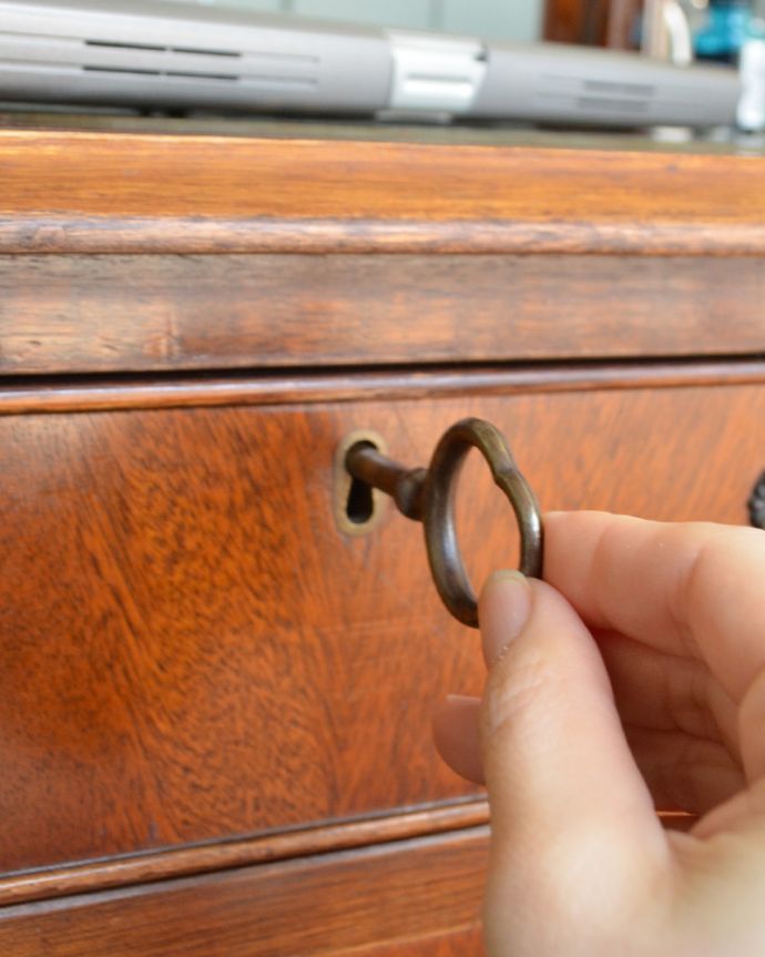 アンティークのデスク・書斎机　アンティーク家具　書斎で楽しむ英国アンティーク、大人のためのデスク。鍵がついています大切なものは真ん中の引き出しに収納しましょう。(k-1627-f)