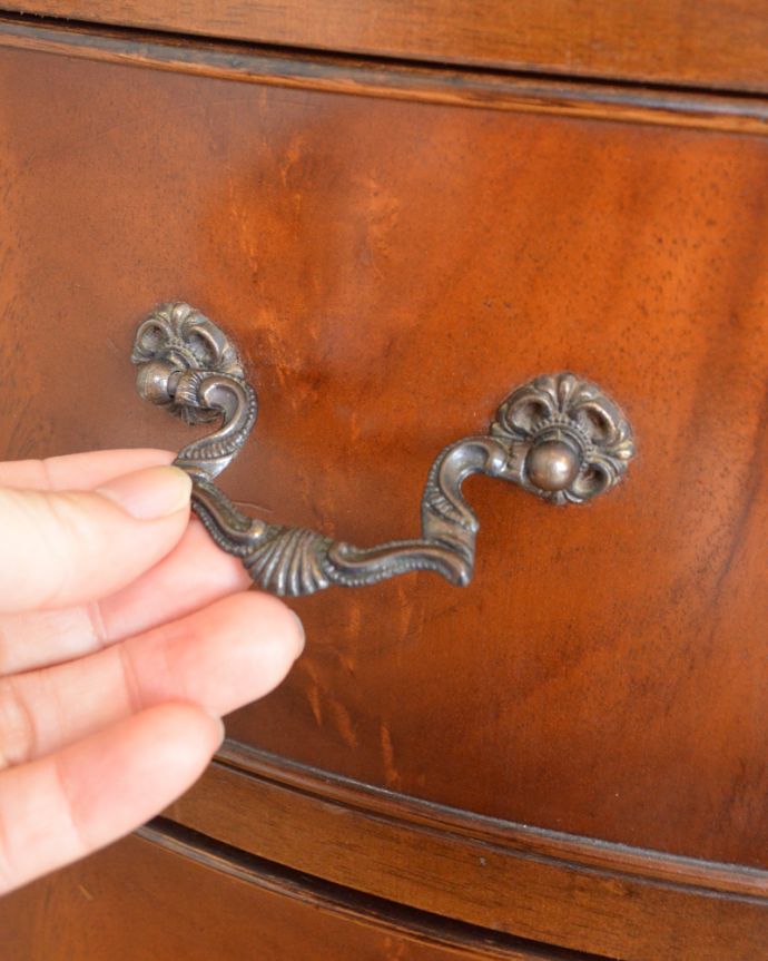 アンティークのデスク・書斎机　アンティーク家具　書斎で楽しむ英国アンティーク、大人のためのデスク。開ける度にワクワクする取っ手味わい深い取っ手から、時間の流れを感じることができます。(k-1627-f)