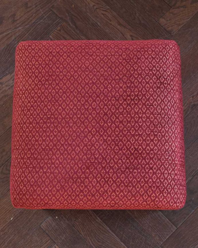 スツール・オットマン　アンティーク チェア　使いやすい高さも魅力、イギリス輸入のアンティークスツール。座面を見てみると･･･修復の際、座面は新しく張り替えたのでキレイです。(k-1628-c)