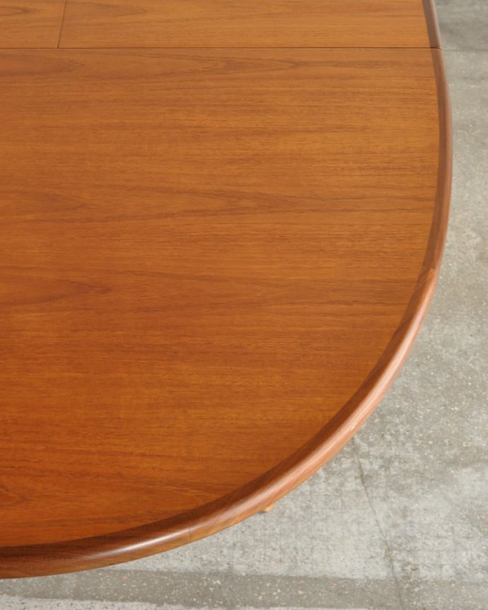 G-PLAN(Gプラン)　アンティーク家具　大人数でも使える伸張式のアンティークダイニングテーブル（G-PLAN）。チーク材ならではの温かい色合いの天板。(k-1628-f)