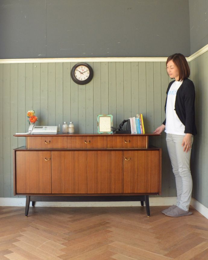 G-PLAN(Gプラン) アンティーク家具 G-PLAN社のヴィンテージ家具、北欧スタイルのスタイリッシュなサイドボード(トラー&ブラック)。スッキリとかっこいいデザインが特徴のサイドボード。(k-1629-f)