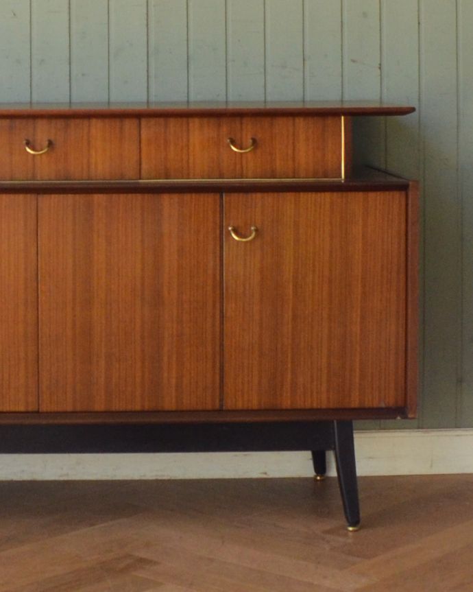 G-PLAN(Gプラン) アンティーク家具 G-PLAN社のヴィンテージ家具、北欧スタイルのスタイリッシュなサイドボード(トラー&ブラック)。よく使うペン立てやメモ、携帯置きに使いつつ、ディスプレイも楽しめる広さが嬉しいです。(k-1629-f)