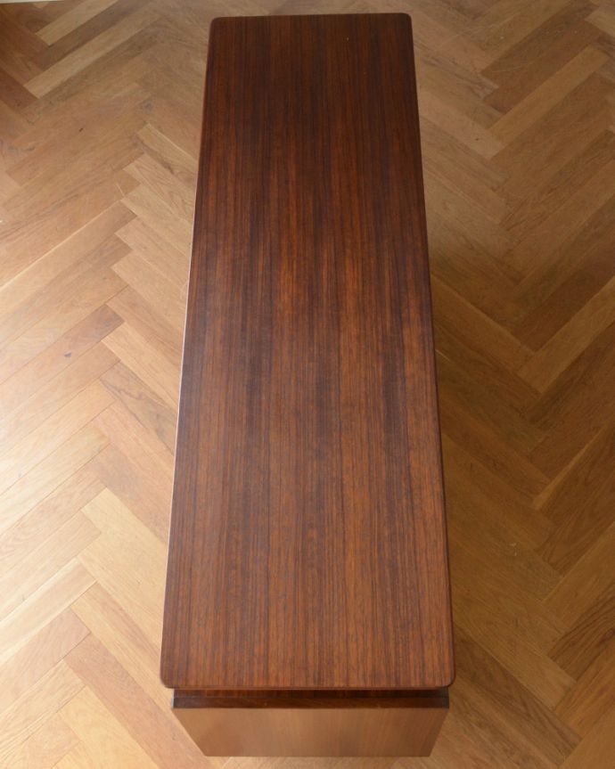 G-PLAN(Gプラン) アンティーク家具 G-PLAN社のヴィンテージ家具、北欧スタイルのスタイリッシュなサイドボード(トラー&ブラック)。天板もキレイに塗装を仕上げました。(k-1629-f)