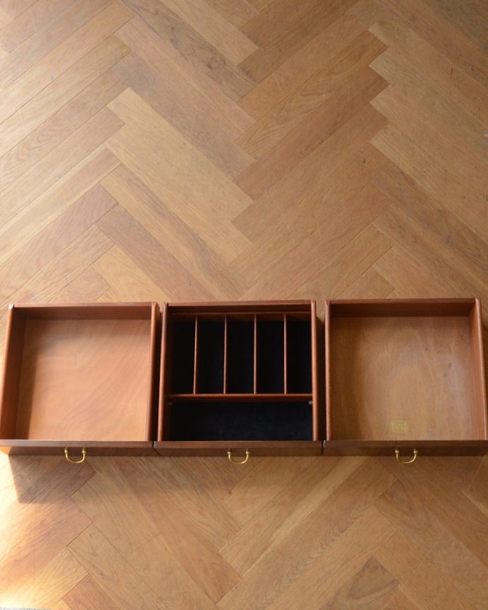 G-PLAN(Gプラン) アンティーク家具 G-PLAN社のヴィンテージ家具、北欧スタイルのスタイリッシュなサイドボード(トラー&ブラック)。引き出しは3杯付いています。(k-1629-f)