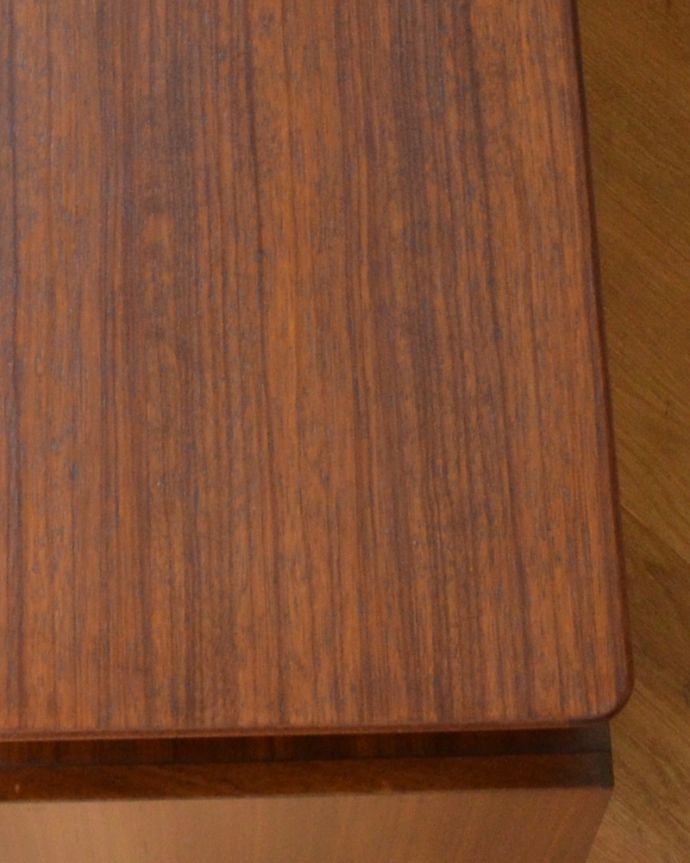 G-PLAN(Gプラン) アンティーク家具 G-PLAN社のヴィンテージ家具、北欧スタイルのスタイリッシュなサイドボード(トラー&ブラック)。木目の表情がよく出ています。(k-1629-f)