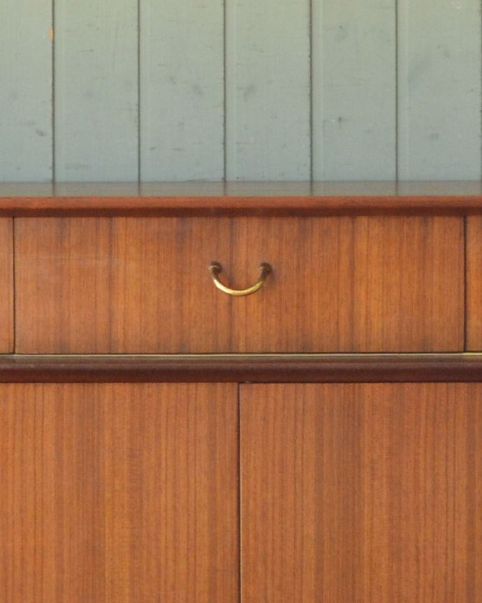 G-PLAN(Gプラン) アンティーク家具 G-PLAN社のヴィンテージ家具、北欧スタイルのスタイリッシュなサイドボード(トラー&ブラック)。シンプルでカッコいい取っ手。(k-1629-f)