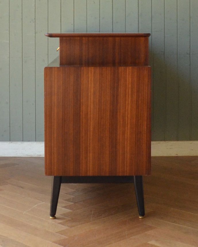 G-PLAN(Gプラン) アンティーク家具 G-PLAN社のヴィンテージ家具、北欧スタイルのスタイリッシュなサイドボード(トラー&ブラック)。サイドから見てもキレイな状態です。(k-1629-f)