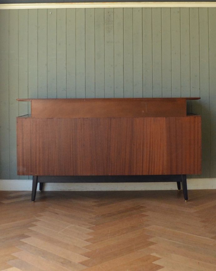 G-PLAN(Gプラン) アンティーク家具 G-PLAN社のヴィンテージ家具、北欧スタイルのスタイリッシュなサイドボード(トラー&ブラック)。アンティークは新品ではないので、もちろん経年変化によるキズはありますが、専門の職人が目立たないようキレイにお直しをしているので、後姿までキレイです。(k-1629-f)