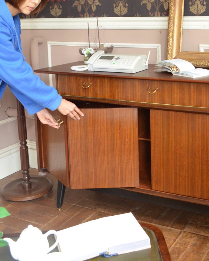 G-PLAN(Gプラン) アンティーク家具 G-PLAN社のヴィンテージ家具、北欧スタイルのスタイリッシュなサイドボード(トラー&ブラック)。扉は折り戸タイプです。(k-1629-f)