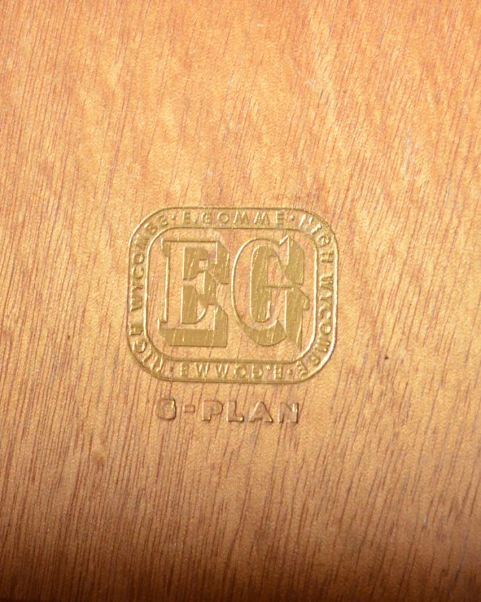 G-PLAN(Gプラン) アンティーク家具 G-PLAN社のヴィンテージ家具、北欧スタイルのスタイリッシュなサイドボード(トラー&ブラック)。G-PLANのロゴが入っています。(k-1629-f)