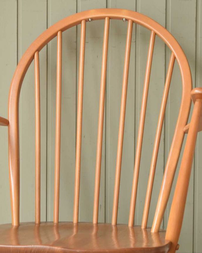 アーコールの家具 アンティーク チェア 大きな背もたれで包み込んでくれるビンテージチェア、 アーコール社の ラウンジチェア。大きな背もたれにゆったり・・・しっかりと支えてくれる大きな背もたれが魅力。(k-1630-c)