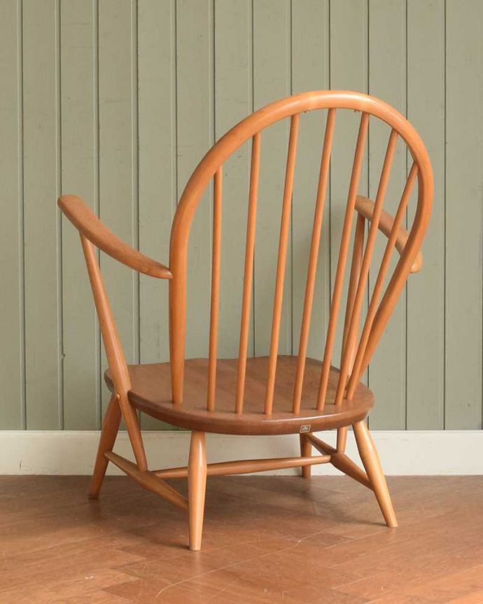 アーコールの家具 アンティーク チェア 大きな背もたれで包み込んでくれるビンテージチェア、 アーコール社の ラウンジチェア。後ろ姿にも自信アリ!後ろから見てもやっぱりカッコいい。(k-1630-c)