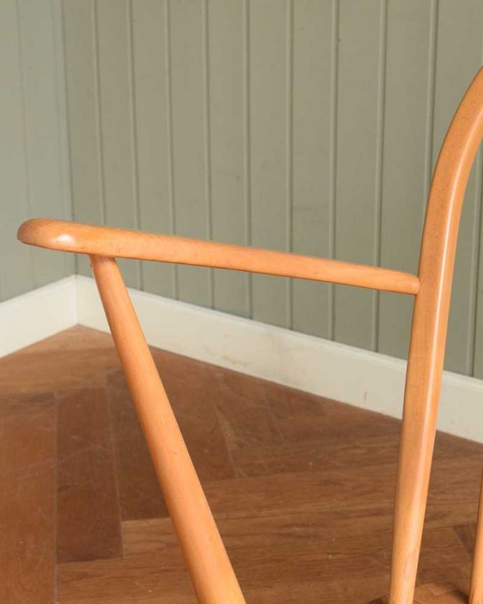 アーコールの家具 アンティーク チェア 大きな背もたれで包み込んでくれるビンテージチェア、 アーコール社の ラウンジチェア。さらにリラックスできるアーム付き1人掛けのアーム付きチェアは、自分だけの時間をリラックスさせてくれる最強アイテム。(k-1630-c)