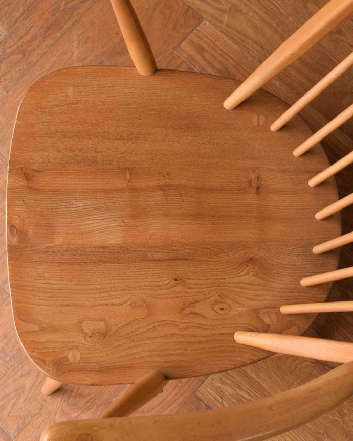 アーコールの家具 アンティーク チェア 大きな背もたれで包み込んでくれるビンテージチェア、 アーコール社の ラウンジチェア。座面に隠されたヒミツお尻と太もも部分に座りやすいように入っている座繰りという彫。(k-1630-c)