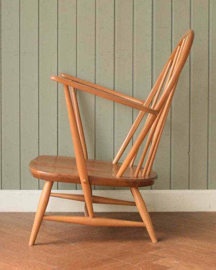 アーコールの家具 アンティーク チェア 大きな背もたれで包み込んでくれるビンテージチェア、 アーコール社の ラウンジチェア。横から見てもカッコいい!バツグンの掛け心地が自慢のアーコール。(k-1630-c)