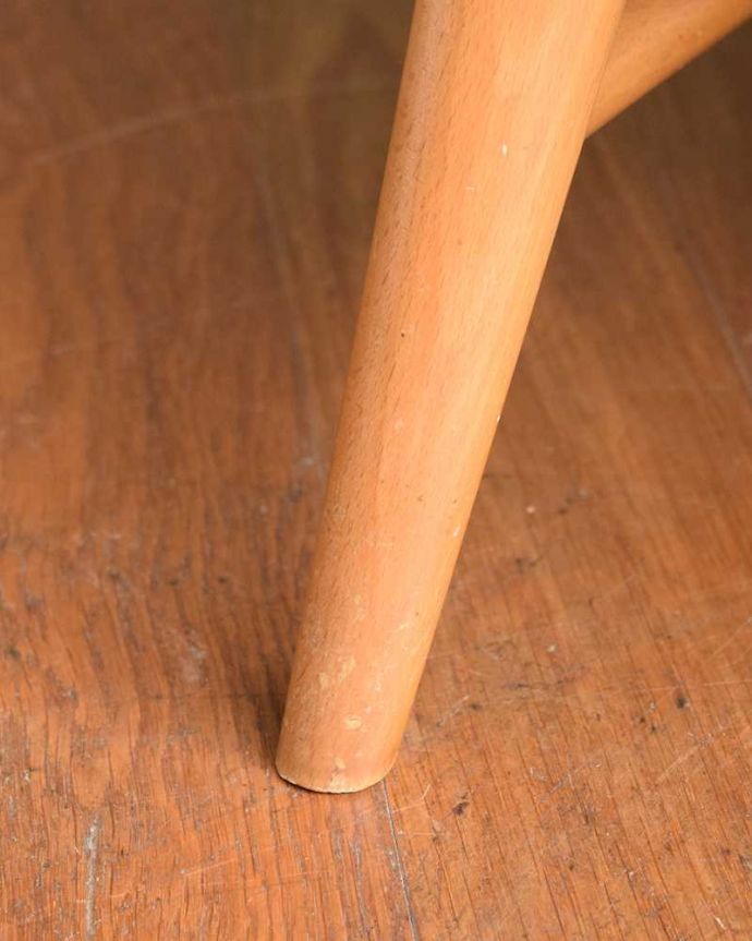 アーコールの家具 アンティーク チェア 大きな背もたれで包み込んでくれるビンテージチェア、 アーコール社の ラウンジチェア。移動もラクラクHandleのアンティークチェアの脚の裏には、フェルトキーパーをお付けしていますので、床を滑らせてお使い頂けます。(k-1630-c)