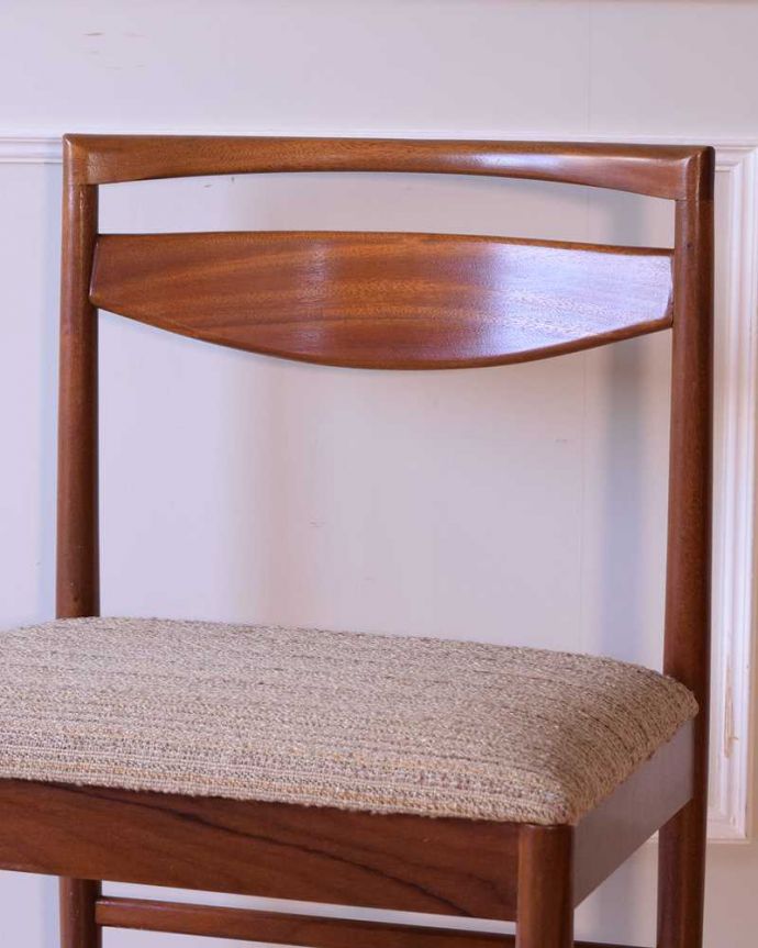 ダイニングチェア アンティーク チェア ビンテージの北欧風インテリア、アンティークダイニングチェア(マッキントッシュ)。後からキュッと支えてくれる背もたれシンプルでスッキリとまとめられたヴィンテージチェア。(k-1631-c)