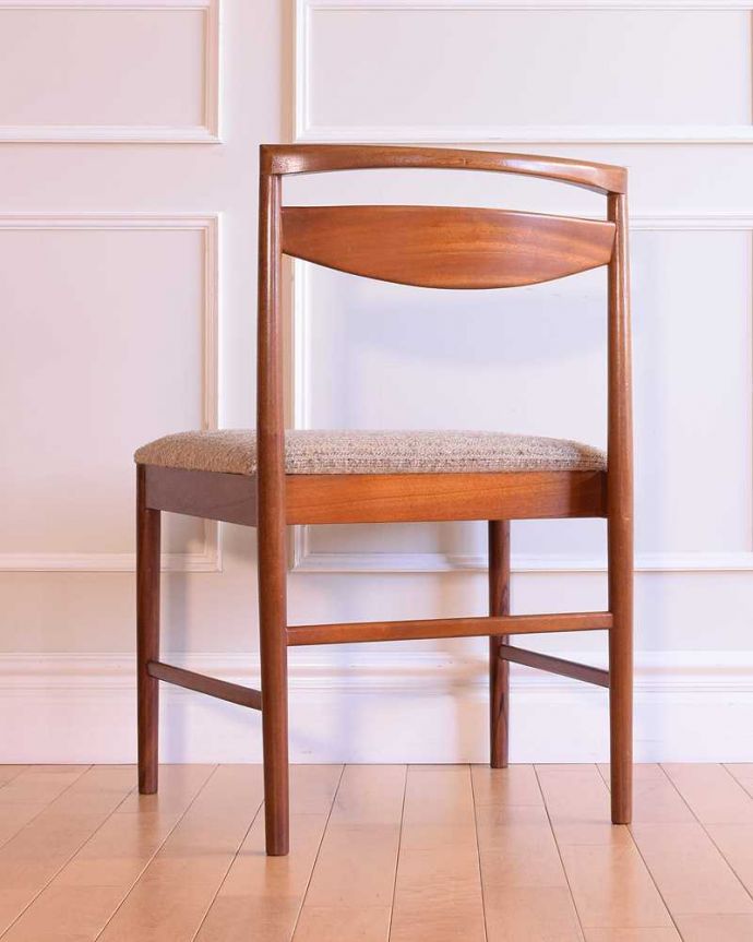 ダイニングチェア アンティーク チェア ビンテージの北欧風インテリア、アンティークダイニングチェア(マッキントッシュ)。後ろ姿にも自信があります新品ではないので経年変化によるキズはありますが、専門の職人が目立たないようキレイにお直しをしているので、後姿までキレイです。(k-1631-c)