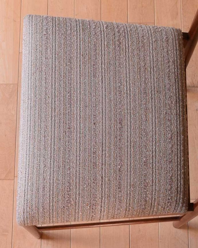 ダイニングチェア アンティーク チェア ビンテージの北欧風インテリア、アンティークダイニングチェア(マッキントッシュ)。座面を上から見るとこんな感じ落ち着いた色でどこにでも合わせやすい色の座面です。(k-1631-c)