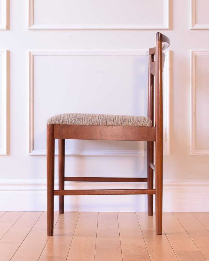 ダイニングチェア アンティーク チェア ビンテージの北欧風インテリア、アンティークダイニングチェア(マッキントッシュ)。横から見てもスッキリとカッコイイヴィンテージチェアは、もちろん新品ではないので経年変化によるキズはありますが、キレイに修復したので安心して座って下さい。(k-1631-c)