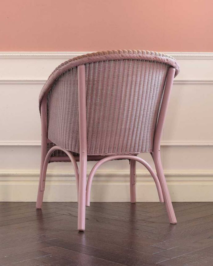 ロイドルーム　アンティーク チェア　丈夫で軽いイギリスアンティークのロイドルームチェア 。後ろ姿にも自信があります！アンティークは新品ではないので経年変化によるキズはありますが、専門の職人が目立たないようキレイにお直しをしているので、後姿までキレイです。(k-1632-c)