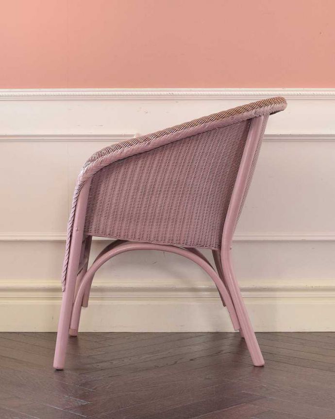 ロイドルーム　アンティーク チェア　丈夫で軽いイギリスアンティークのロイドルームチェア 。横から見るとこんな感じです背もたれがゆるやかにカーブしているので、深く腰掛けるとよりリラックスできます。(k-1632-c)